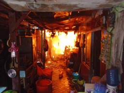 6 Rumah di Kemayoran Baru Surabaya Dilalap Api, Pemkot Kerahkan 16 Mobil Damkar