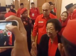 Megawati Ultimatum Kader PDIP Menangkan Risma-Gus Hans: Tak Nurut, Silakan Out!