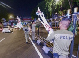 Masa Tenang Pilkada, Satpol PP Surabaya Resik-resik APK!