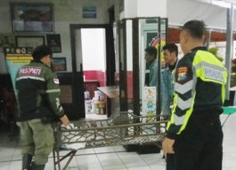 Nekat Curi Kursi Besi Milik Pemkot Surabaya, Pelaku Diseret ke Polsek Bubutan!