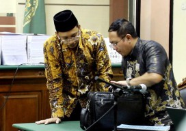 VIDEO: Ngarep Bebas! Gus Muhdlor Berurai Air Mata saat Pledoi