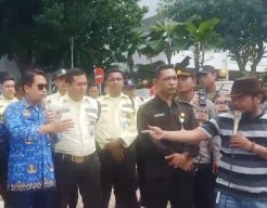 VIDEO: Demo Korupsi Hibah Pemprov Jatim, Pendemo Vs Pejabat Bappeda Nyaris Adu Jotos!