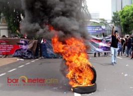 Demo di Grahadi: Korupsi Hibah Jatim Tak Akan Tuntas kalau KPK Tak Tangkap Khofifah!
