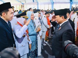 Kejutan Prabowo Beri Hormat ke Khofifah, Isyarat Dini Bakal Dipinang di 2029?