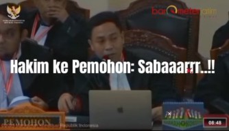VIDEO: Sentilan dan Canda Hakim MK dalam Sidang Sengketa Pilgub Jatim
