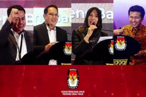 VIDEO: Saling Lempar "Ubur-ubur Ikan Lele" di Penetapan Khofifah-Emil