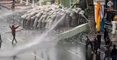 Demo Tolak UU TNI di Grahadi Ricuh, AJI Surabaya Kecam Polisi Main Pukul Jurnalis!