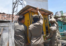 Babat Habis Judi Merpati, Satpol PP Surabaya Bongkar 8 Bekupon di Tambaksari!