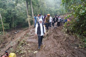Usai Longsor dan Tewaskan 10 Orang, Apa Langkah Khofifah agar Jalur Pacet Lebih Aman?