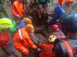 Longsor Jalur Pacet-Cangar Hantam 2 Mobil, 10 Orang Tewas!