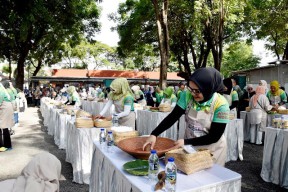 Para Wali Kota Munas Apeksi, Istri Asyik Ramai-ramai Nguleg Rujak Cingur
