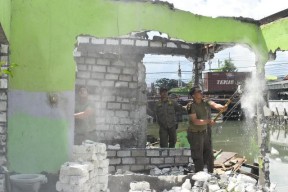 Bertahap! Satpol PP Surabaya Mulai Bongkar 200 Bangli di Sungai Kalianak