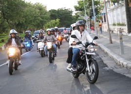 Tinjau Kesiapan Venue Munas Apeksi, Eri Cahyadi Bonceng Istri Naik Motor Sport Klasik