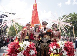 Surabaya Vaganza 2025 Berlangsung Spektakuler, Eri Cahyadi Jadi Sawunggaling!