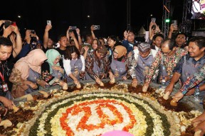 Hidupkan Memori THR-TRS Lewat Festival Rujak Uleg, Warga Surabaya Tumplek Blek!