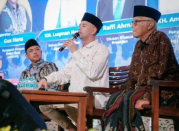 Gernas Ayo Mondok Gelar Muhalaqoh, Gus Hans Satu Panggung dengan Raffi Ahmad!