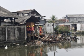 8 Bangli di Sungai Kalianak Surabaya Berhasil Dibongkar, Lainnya Masih Diberi SP3!