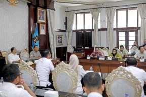 Cak Eri Tegaskan Parkir Minimarket di Surabaya Gratis, Aprindo: Ada Pungli, Laporkan!