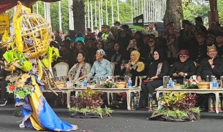 Masih Berduka, Ipuk Berbusana Serba Hitam di Banyuwangi Ethno Carnival