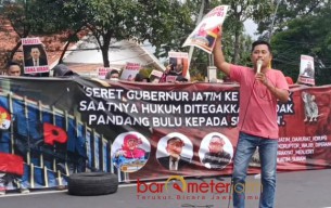 Demo Korupsi Hibah Jatim Makin Kencang, Khofifah Dilabeli 'Gubernur Duren'!