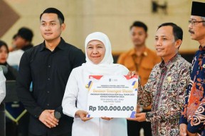 Gelontorkan Bansos Rp 6,53 Miliar di Tuban, Khofifah: Jangan Dipakai Judol!