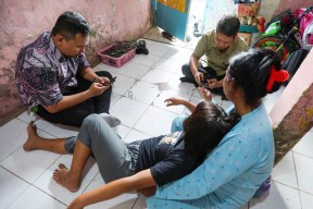 Surabaya Terapkan Jam Malam, Bocah SD Terjaring Sweeping saat Jualan Camilan!