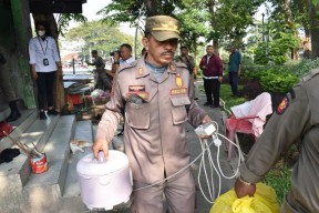 Heboh Toilet Umum Jadi Tempat Tinggal, Satpol PP Surabaya Gerak Cepat!