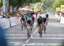 Sengit! Pembalap Belanda Juara Etape Pertama Tour de Banyuwangi Ijen 2025