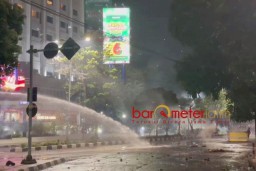 Membrutal! Pendemo di Surabaya Hujani Polisi dengan Batu, Petasan dan Molotov