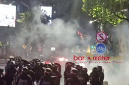 Demo di Surabaya Kian Mencekam! Pembatas Jalan Dibakar, Kantor Polisi Dirusak