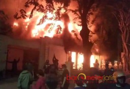 Khofifah Minta Tak Anarkis, Massa Demo Malah Bakar Gedung Grahadi!