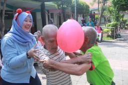 Agustusan di Griya Wredha Surabaya, Seru-seruan Sekaligus Latih Motorik Lansia!