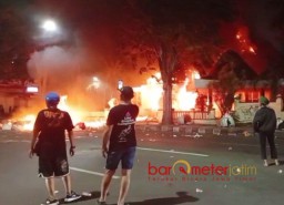 Demo Brutal di Surabaya! Gedung Grahadi Dibakar, Polsek Tegalsari Dihanguskan