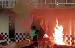 Demo di Surabaya Kian Beringas, Pos Polisi Taman Bungkul Dibakar Habis!