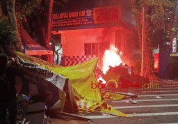 Pendemo-Polisi Bentrok Siang hingga Malam, Kota Surabaya Porak-poranda!