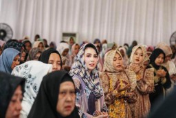 Arumi Bachsin Maulid Nabi di Sumenep: Mudah-mudahan Muka Kita Dicatat Malaikat!