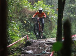 Banyuwangi Ijen Geopark Downhill, 313 Pembalap dari 7 Negara Adu Nyali di Trek Ekstrem!