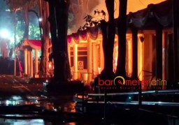 Grahadi Dibakar, Khofifah Minta Bupati-Wali Kota Amankan Objek Vital!