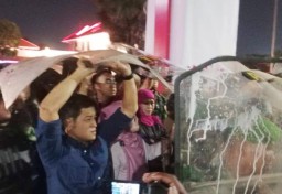 Ribuan Massa Pendemo Kepung Grahadi, Khofifah Jadi Sasaran Pelemparan!