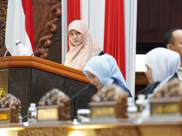 Khofifah Rancang Pendapatan Daerah 2026 Rp 28,2 T, Banggar DPRD Jatim Sebut Stagnan!