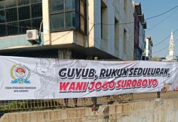 Usai Porak-poranda akibat Demo, Bertebaran Spanduk Wani Jogo Suroboyo!