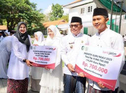 Hari Santri, Bupati Ipuk Salurkan Insentif Rp 9,96 M untuk 14.241 Guru Ngaji