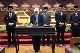 Pendapatan APBD Jatim 2026 Anjlok Rp 9,1 T, Khofifah Tepis Tak Bisa Kelola Keuangan!