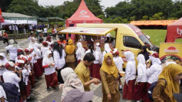 Ajak Masyarakat Gemar Makan Ikan, DKP Jatim Bagikan Bakso Ikan Gratis
