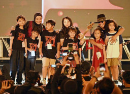 Manggung di Harjaba, Band Kotak Usung Keluarga Jelajahi Banyuwangi