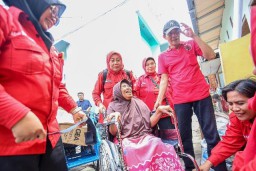 Kader Akar Rumput PDIP Surabaya Bergerak ke Warga, Beri Bantuan Kursi Roda