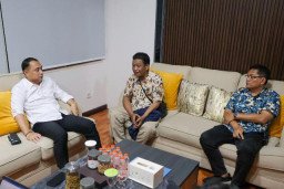 Korban Pungli Wira Wiri Blakblakan di Depan Eri Cahyadi: Diminta Rp 8 Juta!