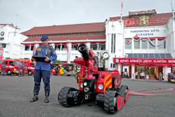 Dilengkapi 2 Unit Robot, Armada Pemadam Kebakaran Surabaya Kian Canggih!