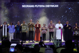 Surabaya Diguyur Hujan, Umat Kristiani Tak Surut Rayakan Natal di Balai Kota!