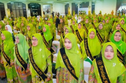 Khofifah Kukuhkan 413 Paralegal Muslimat NU Jatim: Peace Maker di Akar Rumput!